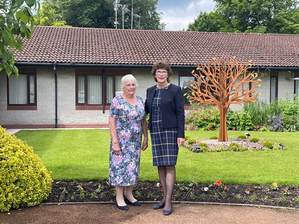  The King’s representative visits the Hospice